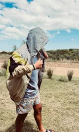 Campera deportiva con capucha, color gris, beige, negro y amarillo.