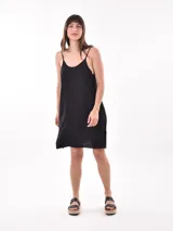 Vestido corto negro con breteles finos y escote en V.