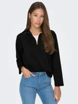 Sudadera negra de cuello alto con cierre de cremallera y mangas largas.