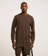 Buzo deportivo negro de poliéster con cuello redondo y mangas largas.