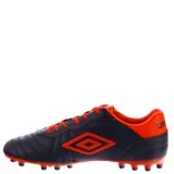 Championes de fútbol Umbro Touch AT negros con detalles en naranja, con cordones y tapones en la suela.