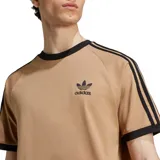 Remera color arena de corte clásico con cuello redondo y mangas cortas raglán con ribete negro. Presenta las tres rayas características de Adidas en negro a lo largo de las mangas y el logo de Adidas bordado en negro en el pecho.