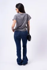 Remera gris con efecto acid wash y estampa frontal con tres figuras femeninas.