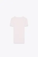 Camiseta de algodón color blanco, de corte slim fit, cuello redondo y manga corta.