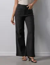 Pantalón de jean blanco de pierna ancha, tiro alto, pretina con pasadores, botón y cierre. Delantera y trasera con bolsillos.