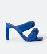 Sandalias de tacón azul eléctrico con punta cuadrada y tiras abullonadas.