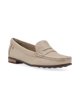 Mocasín Galgo de mujer, confeccionado en cuero color dorado. Diseño clásico y elegante con remache metálico con el logo de la marca.