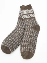 Medias de lana gris con diseño de cuadros y detalles en negro, ideales para mantener el calor.