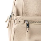 Mochila color hueso confeccionada en símil cuero graneado. Tiene acceso con cierre, dos compartimentos, dos bolsillos externos con cierre, dos bolsillos externos abiertos, un bolsillo interno con cierre y dos bolsillos internos abiertos. La correa es regulable y los herrajes son plateados. El interior está forrado en tela de algodón y poliéster.