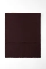 Bufanda rectangular color borgoña confeccionada en tejido de punto con mezcla de tejidos y 6% de lana.