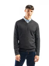 Sweater negro de punto con cuello en V, de calce regular.