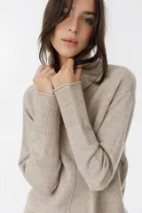 Sweater tipo polera en color gris, suave al tacto con diseño ligero y cómodo.