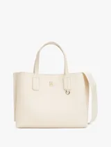 Cartera tote color crema con doble asa de mano y correa larga de tela ajustable y removible. Tiene un monedero extraíble con cierre y logo en relieve, cierre magnético y el monograma TH en la parte delantera.