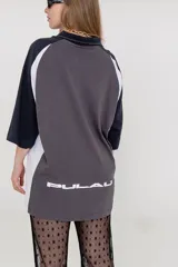 Pantalón negro acampanado de encaje con pequeños motivos florales.