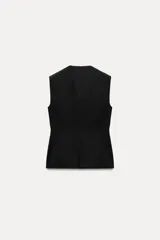 Chaleco negro entallado de Zara Woman Collection, con escote pico, sin mangas, forro interior a tono, bajo asimétrico y cierre frontal con botones.