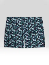 Short de baño azul con estampado floral, diseñado para actividades acuáticas y deportivas, con tejido de secado rápido y protección UV.