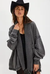 Kimono gris de algodón con mangas largas y bolsillos laterales.