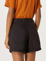 Short de jean color blanco, de tiro alto, con bolsillos delanteros y traseros.