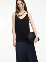 Musculosa básica negra con breteles finos y escote en V.