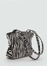 Bolso tipo tote con estampado de cebra, doble asa larga, cierre de cremallera y forro interior.