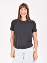 Remera negra de corte clásico y mangas cortas.