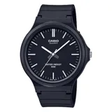 Reloj analógico Casio con caja de resina negra de 47mm y correa de resina negra. Esfera negra con números grandes y agujas luminosas. Resistente al agua hasta 50 metros.