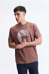 Remera celeste de manga corta con cuello redondo y estampado en el frente.
