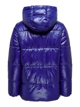 Campera puffer azul eléctrico con capucha, cierre frontal con cremallera, bolsillos laterales con solapa y puños con elástico. Diseño acolchado y corte holgado.