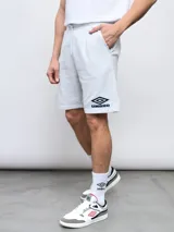 Bermuda deportiva gris melange de felpa sin frisa, con cintura elastizada y cordón ajustable. Logo de Umbro bordado en la pierna izquierda.