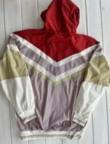 Campera deportiva con capucha, color gris, beige, negro y amarillo.