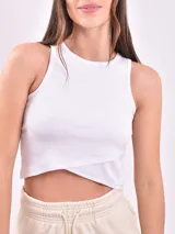 Musculosa negra de corte cropped y breteles anchos.