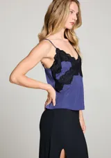 Top azul con tirantes finos y corpiño de encaje negro.