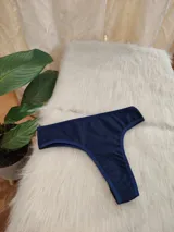 Vedetina de algodón azul marino con ribetes al tono.