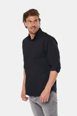 Camisa azul marino de manga larga con bolsillo en el pecho, confeccionada en algodón.