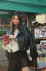 Sweater tejido a mano en lana merino color crudo, con cuello redondo y diseño de abejas bordadas en el frente.