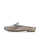 Mocasín mule destalonado color dorado, con detalle metálico ornamental.