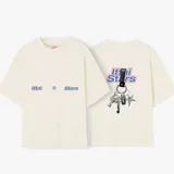 Camiseta celeste con estampado frontal de la frase "Ittai Stars" y una estrella. En la parte posterior tiene un estampado de un llavero con llaves y dijes.