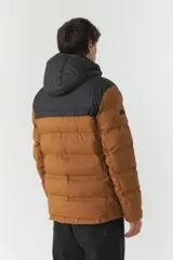 Campera puffer marrón con capucha y detalles en negro. Cierre frontal con cremallera, bolsillos laterales con cierre y puños elásticos.
