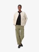 Campera con estampado de camuflaje, sin cuello y con cierre de botones a presión. Tiene tres bolsillos delanteros, uno de ellos con una etiqueta cuadrada tejida.