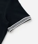 Remera de hombre, corte regular, color beige claro con cuello redondo y ribetes en contraste en el cuello y los puños de las mangas cortas.