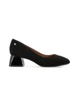 Zapato de cuero negro con estampado reptil, punta cuadrada y tacón intermedio forrado.