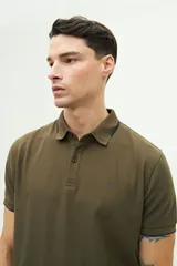 Remera polo verde militar con textura, corte regular, cuello clásico con detalles en azul marino y logo estampado en el pecho.