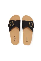 Sandalias bajas color tostado, con base de corcho y tira ancha de cuero sintético con hebilla metálica ajustable.