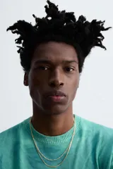 Camiseta de punto color verde con estampado abstracto, corte relaxed fit, cuello redondo, manga corta y terminaciones en rib.