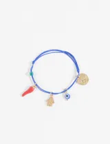 Pulsera con cordón azul, dijes de pimiento rojo, mano de Fátima dorada, ojo turco y moneda dorada.