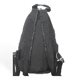 Mochila bandolera negra de Panama Jack, con correa ajustable y cierre de cremallera.