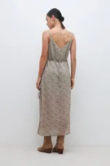 Maxi vestido con estampado floral multicolor, con breteles finos y volado en el ruedo.