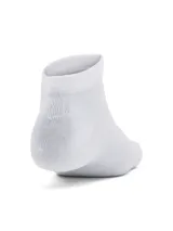 Medias deportivas Under Armour Essential Low Cut, color blanco con logo bordado en color lila.