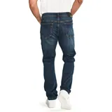 Pantalón de jeans de calce slim, color azul oscuro. Confeccionado con algodón y poliéster reciclado con spandex. Diseño de cinco bolsillos y logo CAT en la parte trasera.