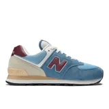 Championes urbanos New Balance modelo 574, color celeste con detalles en blanco y bordó, confeccionados en gamuza y malla, con logo "N" característico en los laterales y entresuela ENCAP.